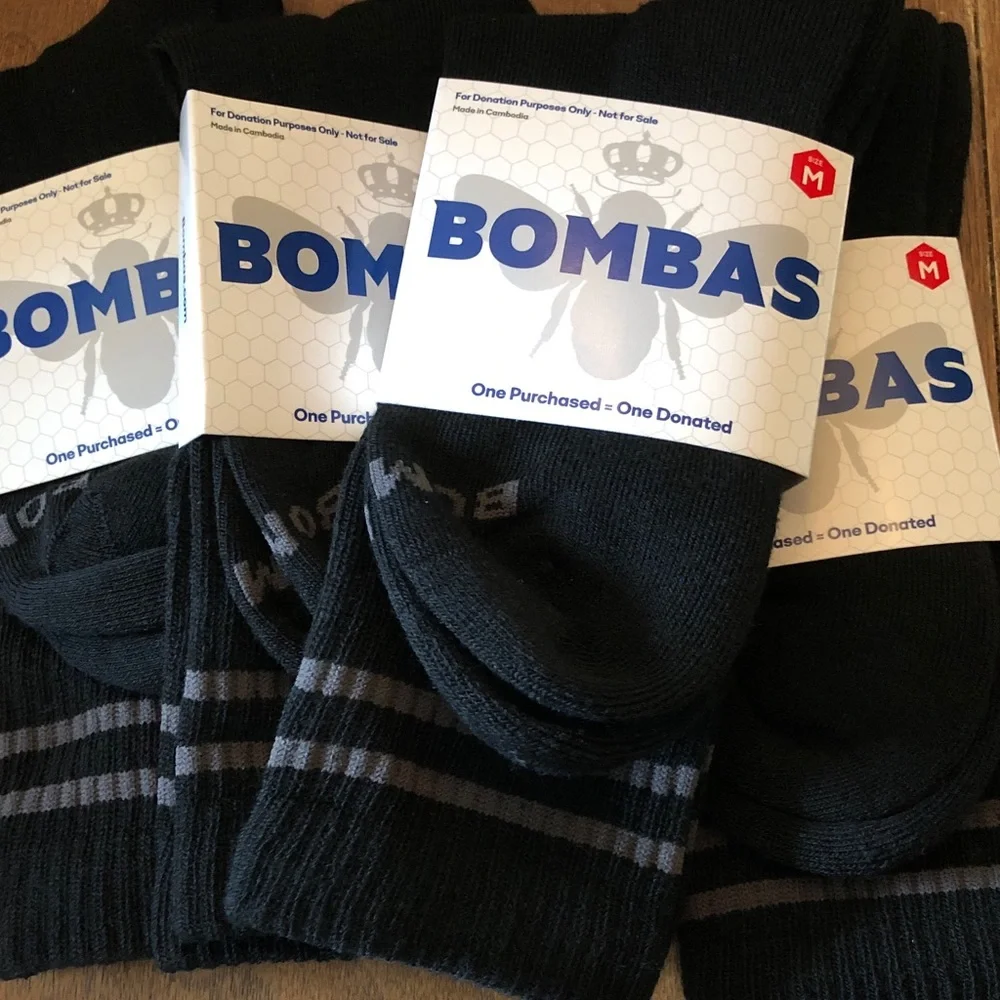 Set of 4 pairs New with tag Bombas Men's Black Crew Socks with Gray Stripe